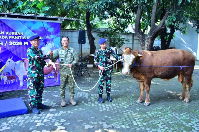 Wujudkan Kepedulian di Hari Raya Idul Adha, Pangkoarmada RI Serahkan Hewan Kurban