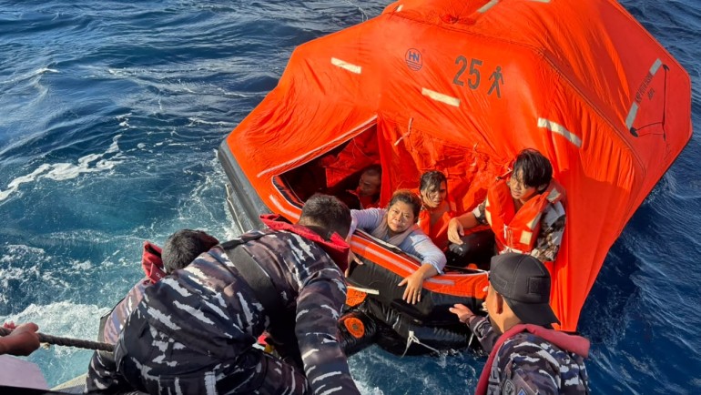 Jajaran Koarmada RI bersama tim SAR Gabungan Evakuasi Korban Kebakaran KMP Putri Yasmin di Selat Lombok
