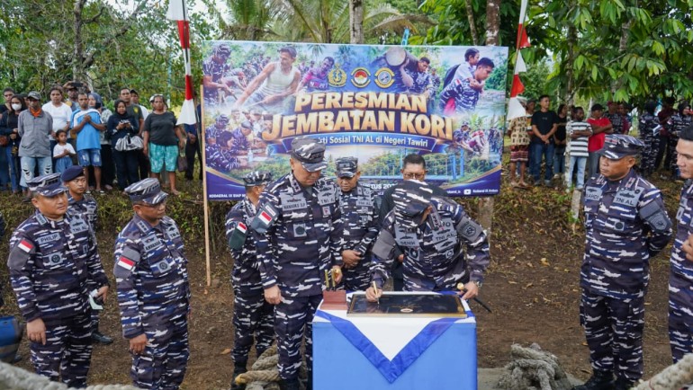 Hujan Tak Halangi Pangkoarmada RI Resmikan Jembatan Kori dan Gelar Bakti Sosial di Negeri Tawiri