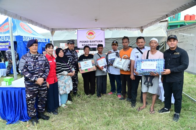 Koarmada RI Bergerak Cepat Bantu Korban Kebakaran Kemayoran