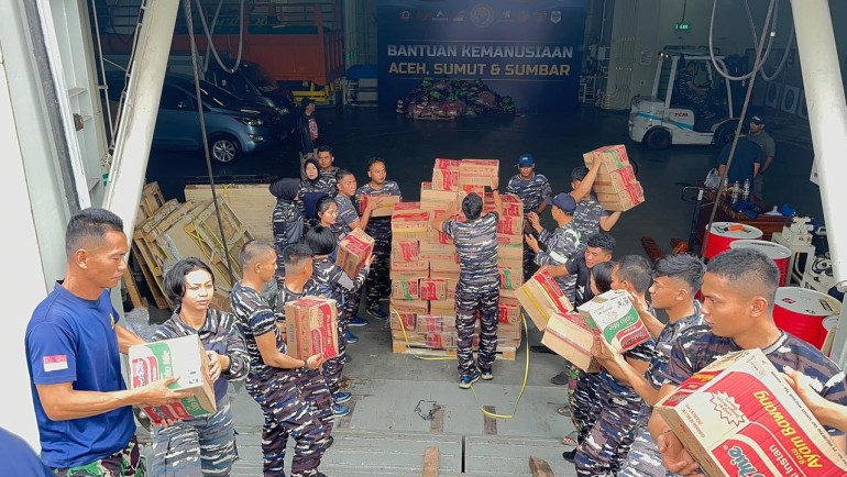 KRI Semarang-594 Kembali Distribusikan Bantuan Untuk Korban Bencana Sumatera