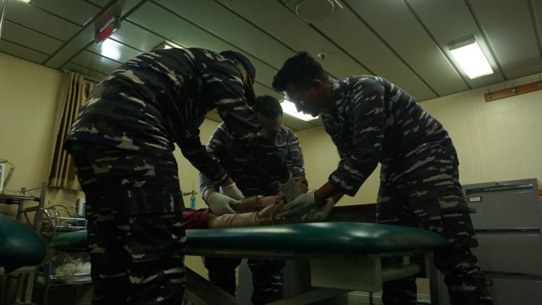 Alami Patah Tulang Kaki, Tim Medis KRI dr. Soeharso-990 Berhasil Operasi Pasien Bencana Alam di Aceh