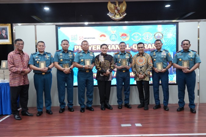 KOARMADA RI TERIMA 1000 MUSHAF AL-QUR'AN, PERKUAT PEMBINAAN ROHANI PRAJURIT DI BULAN SUCI