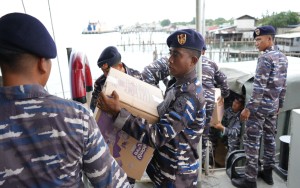 Bantuan Bencana Terhimpun, Koarmada I Laksanakan Embarkasi di KRI Teluk Gilimanuk-531
