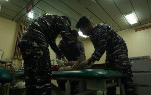 Alami Patah Tulang Kaki, Tim Medis KRI dr. Soeharso-990 Berhasil Operasi Pasien Bencana Alam di Aceh